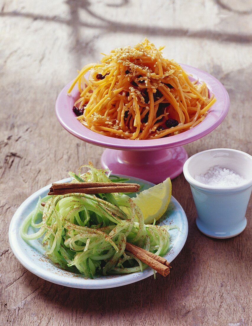 Gurkensalat mit Zimt und Möhrensalat mit Orange (Marokko)