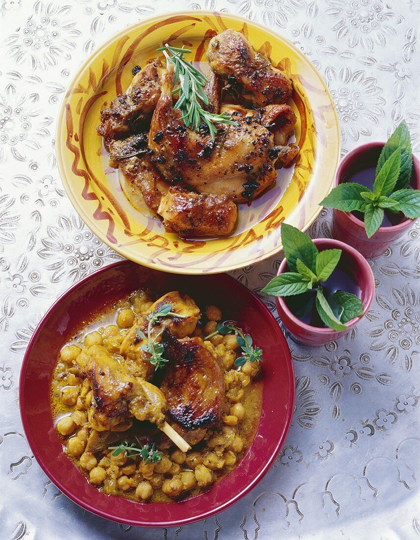 Zwei marokkanische Gerichte mit Kaninchen