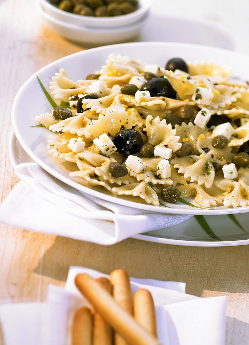 Farfalle mit schwarzen Oliven und Kapern