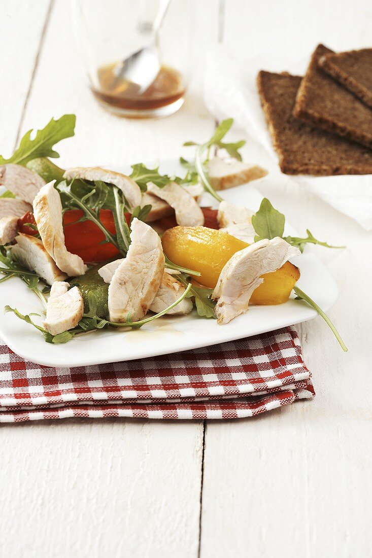 Rocket salad with peppers and chicken breast