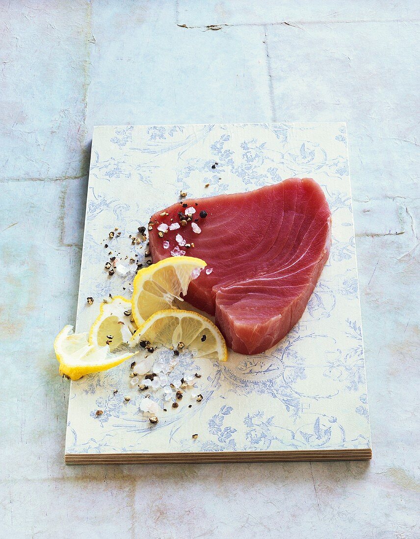 Thunfischsteak mit Zitrone und Gewürzen