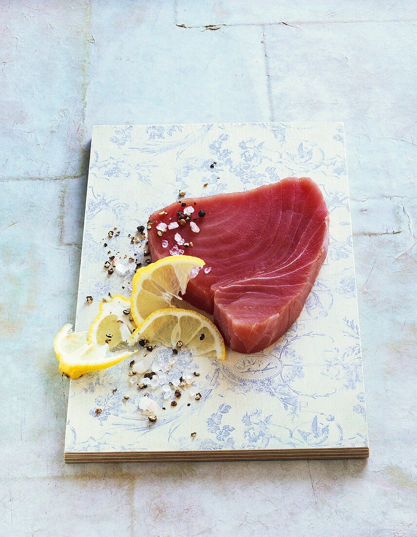 Tuna steak with lemon and spices
