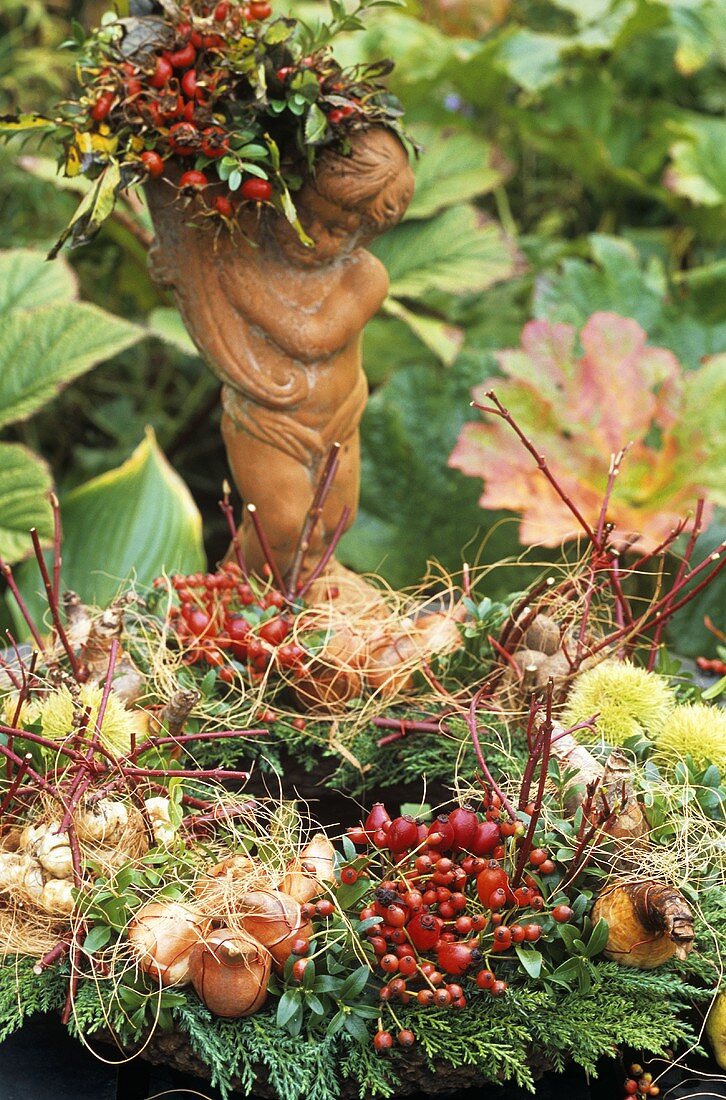 Herbstlicher Kranz mit Blumenzwiebeln und Hagebutten