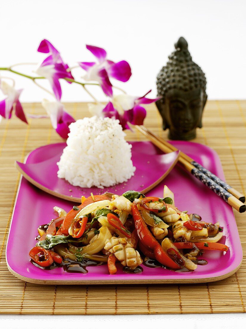 Thailändische Hähnchen-Gemüse-Pfanne mit Reis & lila Orchidee