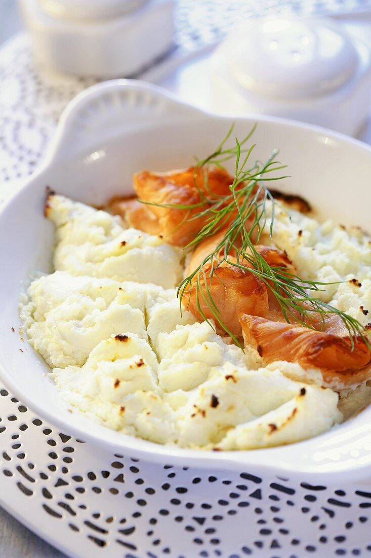 Oven-baked salmon with cottage cheese
