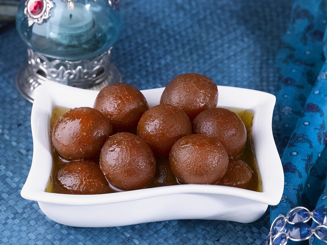 Gulab Jamun (frittierte Milchbällchen in Sirup, Indien)