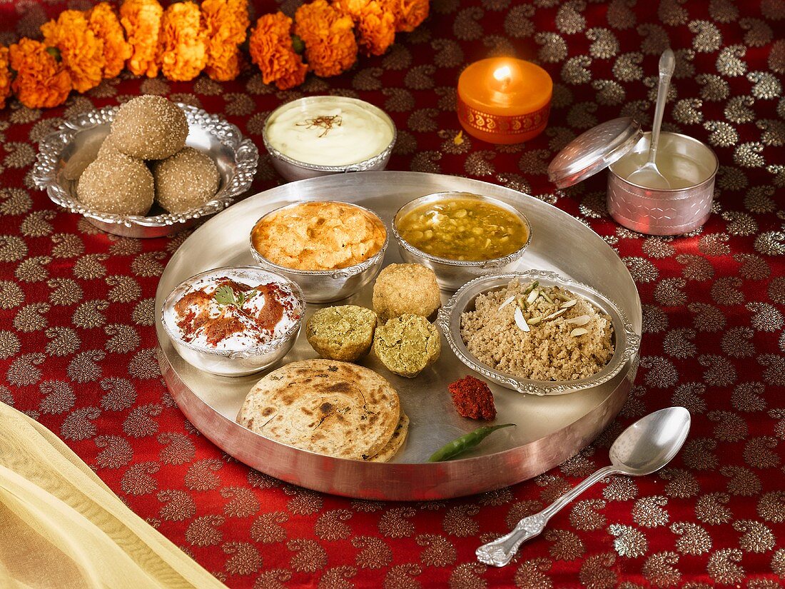 Thali (verschiedene Gerichte und Dips), Rajasthan, Indien