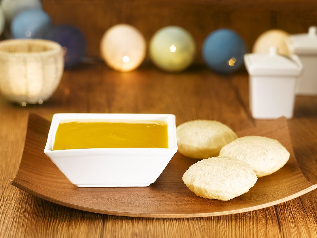 Puri mit Mangosauce (Brot, Indien)