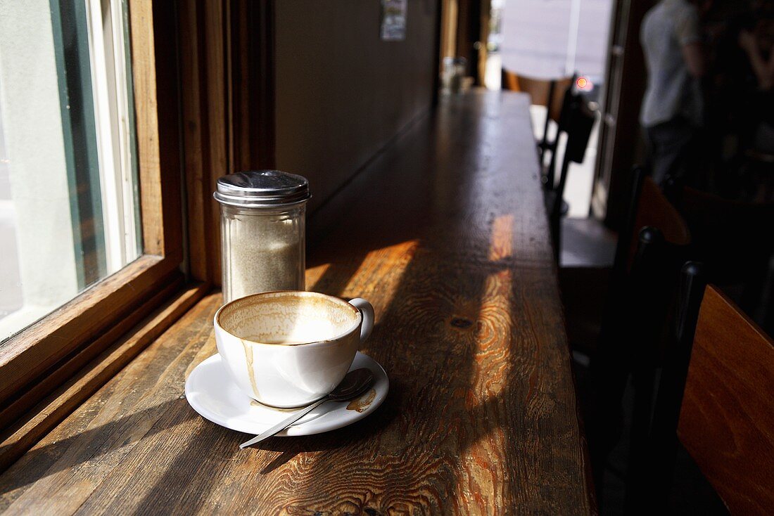 Ausgetrunkene Kaffeetasse und Zucker im Café