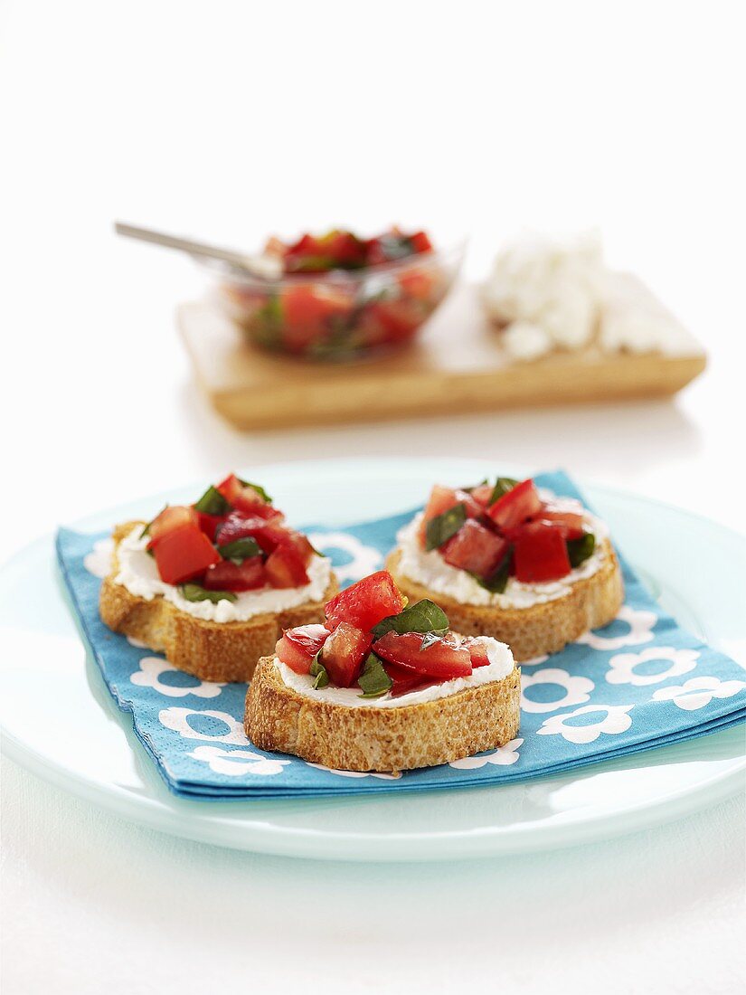 Bruschetta mit Ziegenkäse, Tomaten und Basilikum