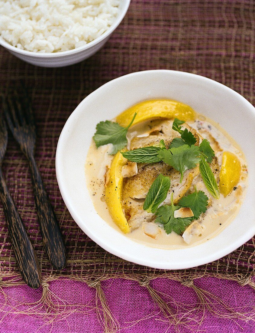 Kokosnuss-Fisch-Curry mit Minze und Reis
