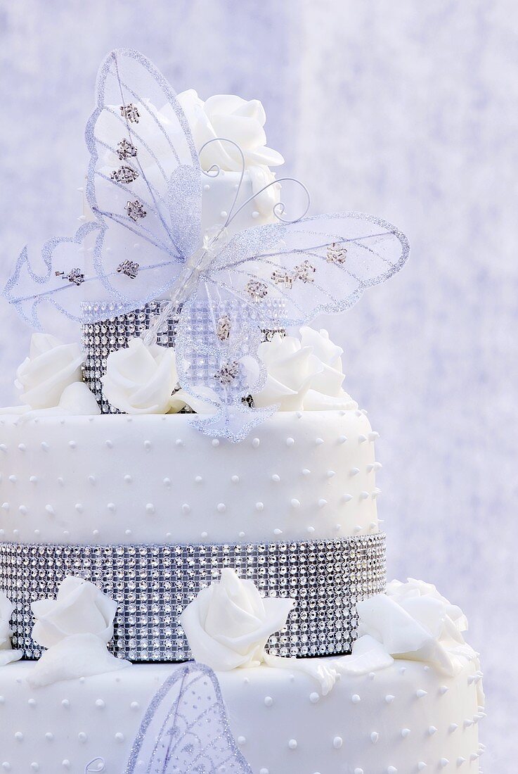 Hochzeitstorte mit Strass und Schmetterling