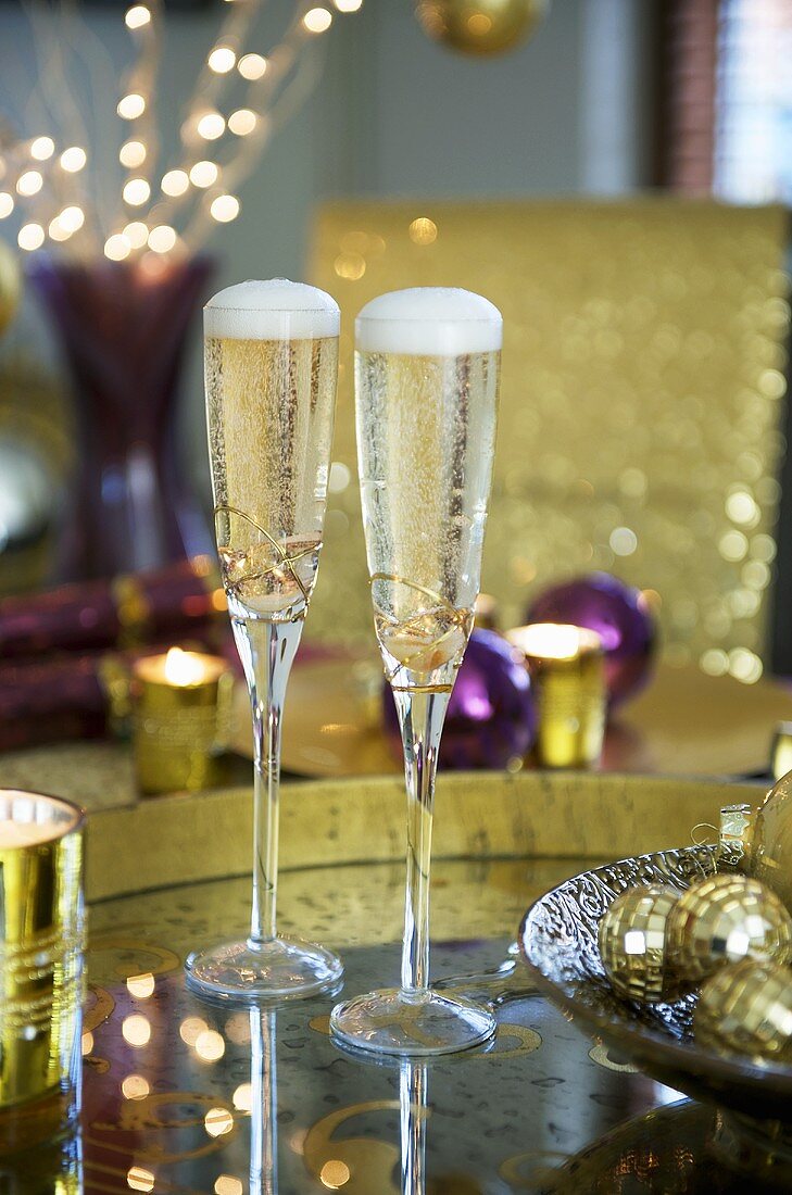 Zwei Gläser Champagner-Cocktail zu Weihnachten
