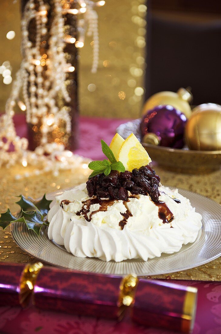 Pavlova mit Kirsch-Beerensauce zu Weihnachten