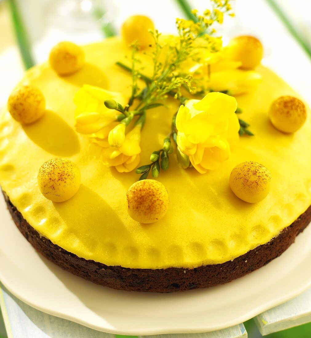 Simnel Cake mit gelben Fresien zu Ostern