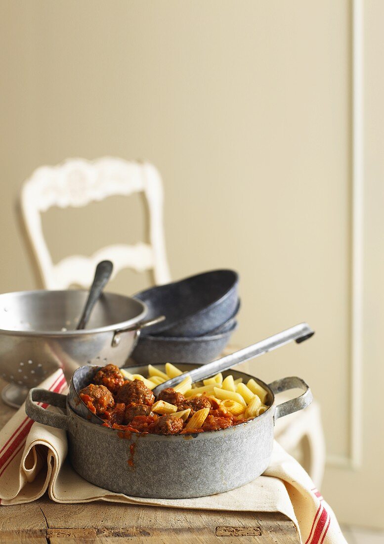 Penne mit Hackbällchen und Tomatensauce