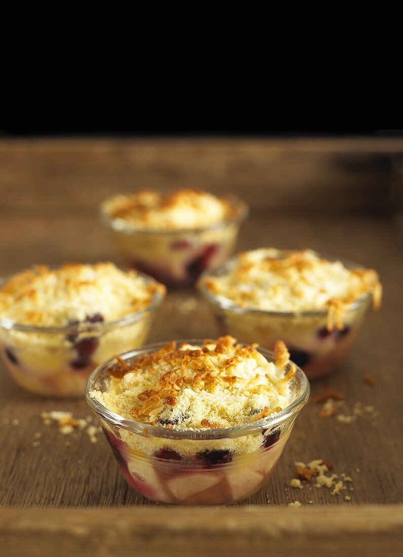 Apple and berry crumble in glass dishes
