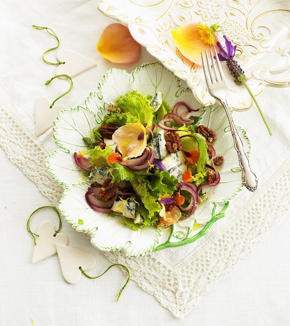Blattsalat mit Blauschimmelkäse, Pecannüssen und Essblüten