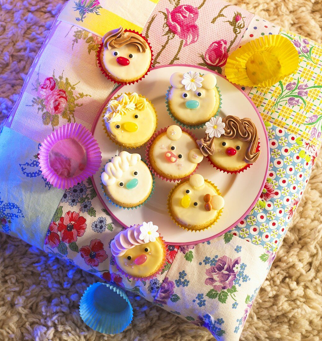 Cupcakes mit lustigen Gesichtern für Kinder