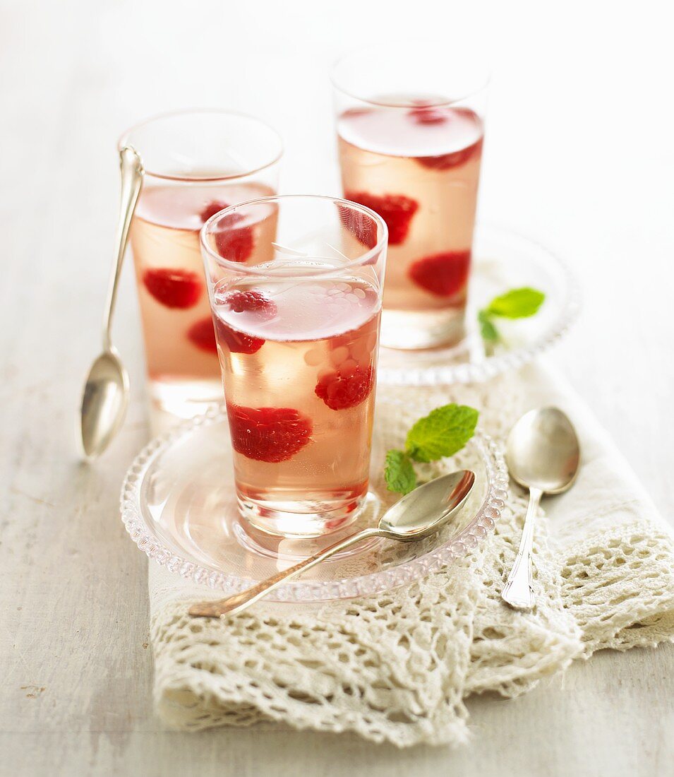 Holunderblütengelee mit Himbeeren in Gläsern