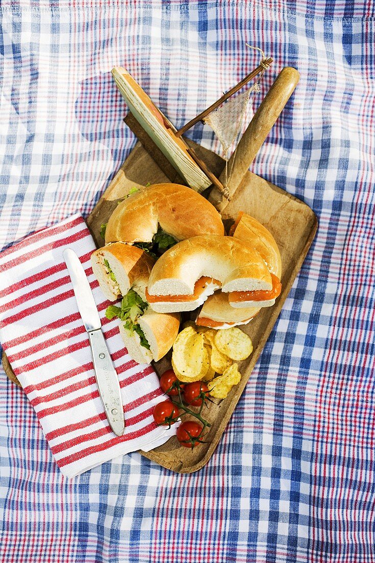 Bagels mit Räucherlachs und Frischkäse auf Schneidebrett