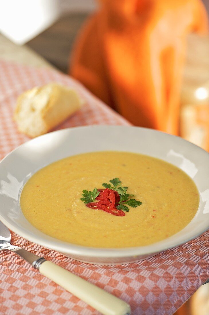 Exotisch gewürzte Kartoffel-Blumenkohlsuppe mit Kokos