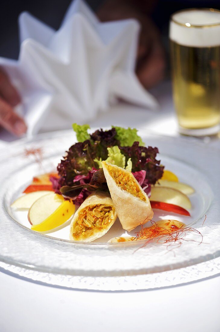 Gemüse-Frühlingsrolle mit Blattsalat