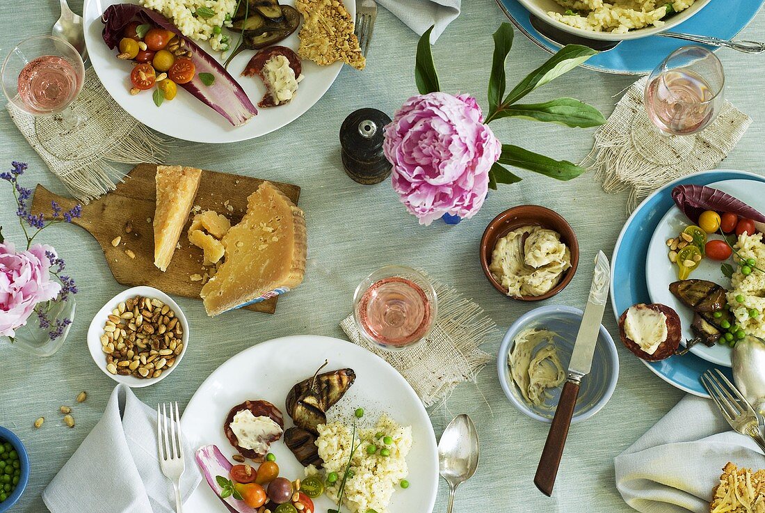 Gedeckter Tisch mit verschiedenen Antipasti