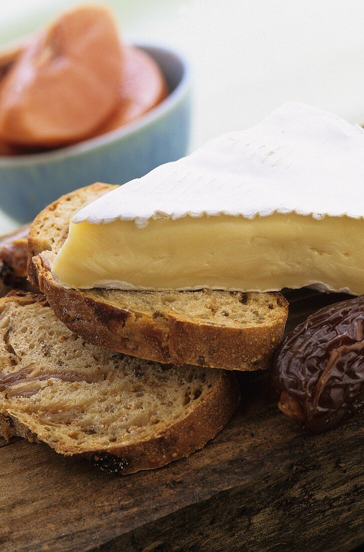 Brie with fig and aniseed bread