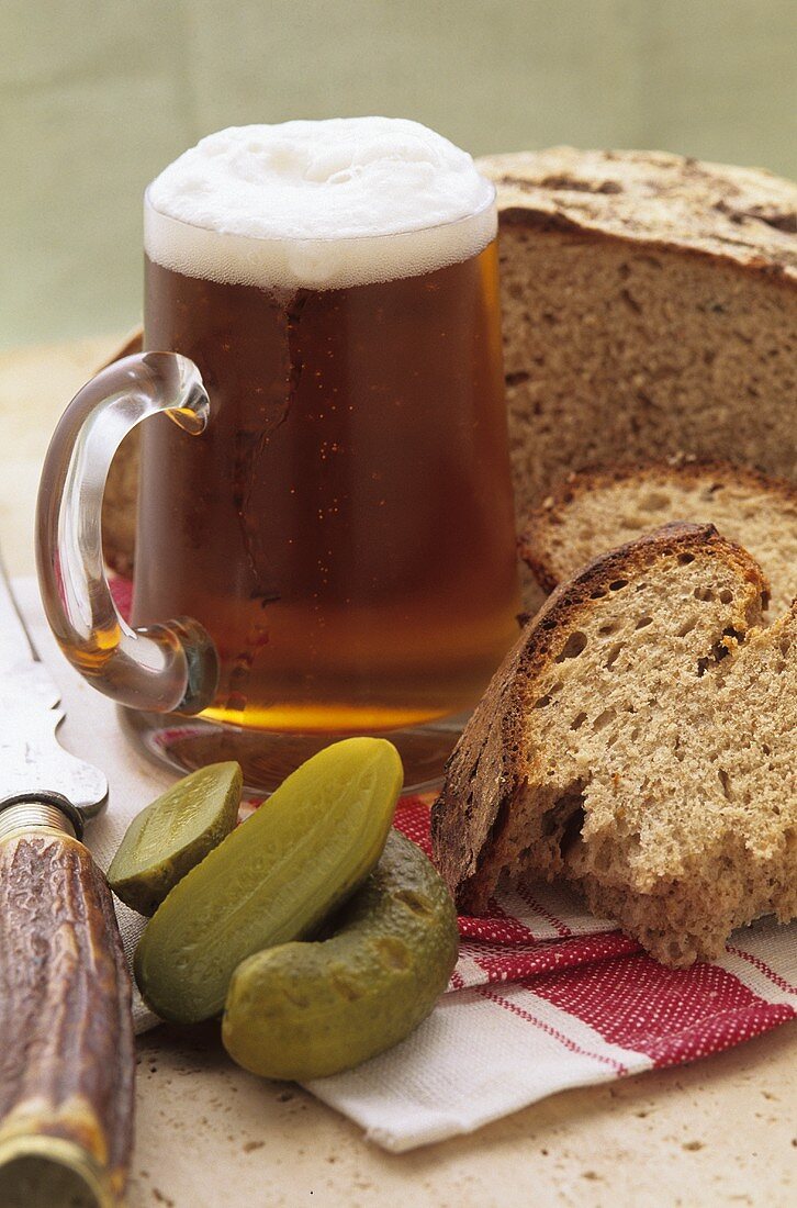 Senf-Thymian-Brot mit Essiggurken und Bier