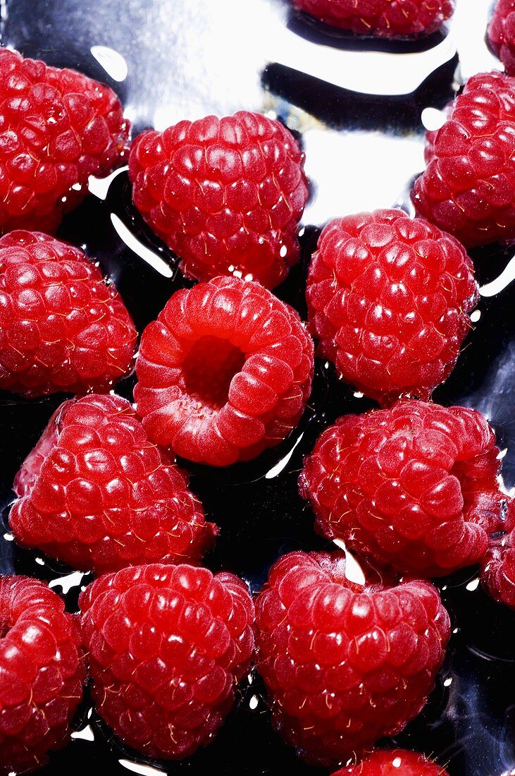 Frische Himbeeren im Wasser (Nahaufnahme)