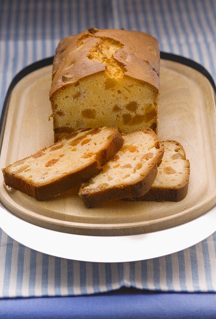 Früchtekuchen mit Marmelade, angeschnitten