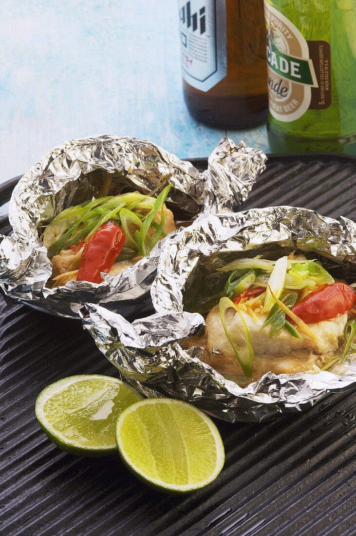 Fischfilets in Alufolie auf dem Grill