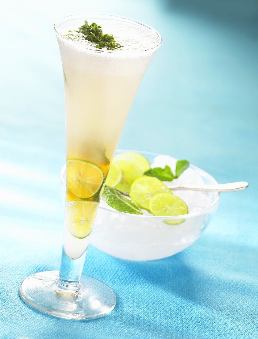 Cocktail mit Gin und Limetten