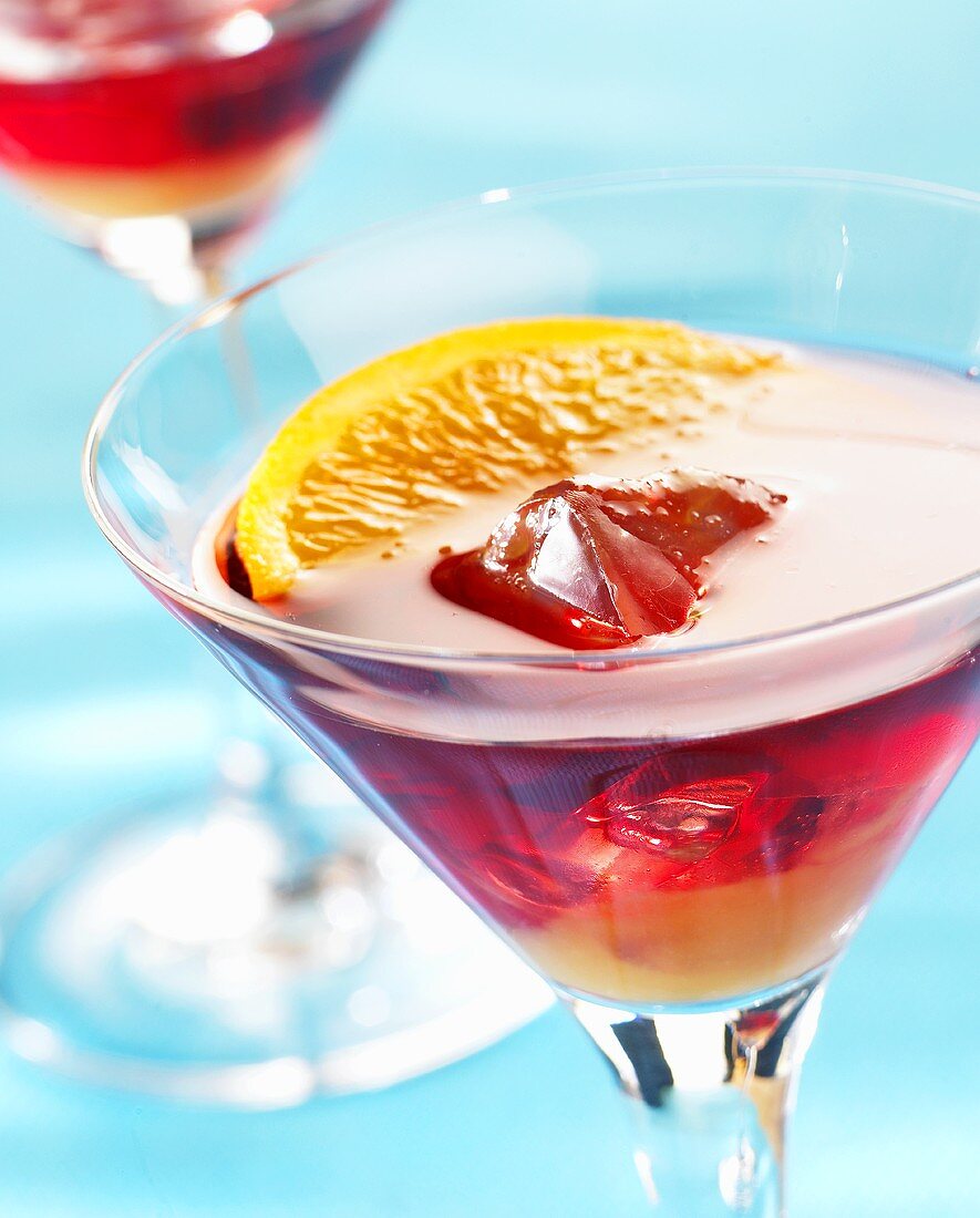 Cocktail mit Gin und Orangenschnitz