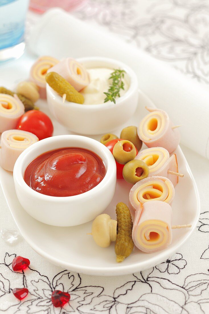Schinken-Käse-Röllchen mit Ketchup und Mayonnaise