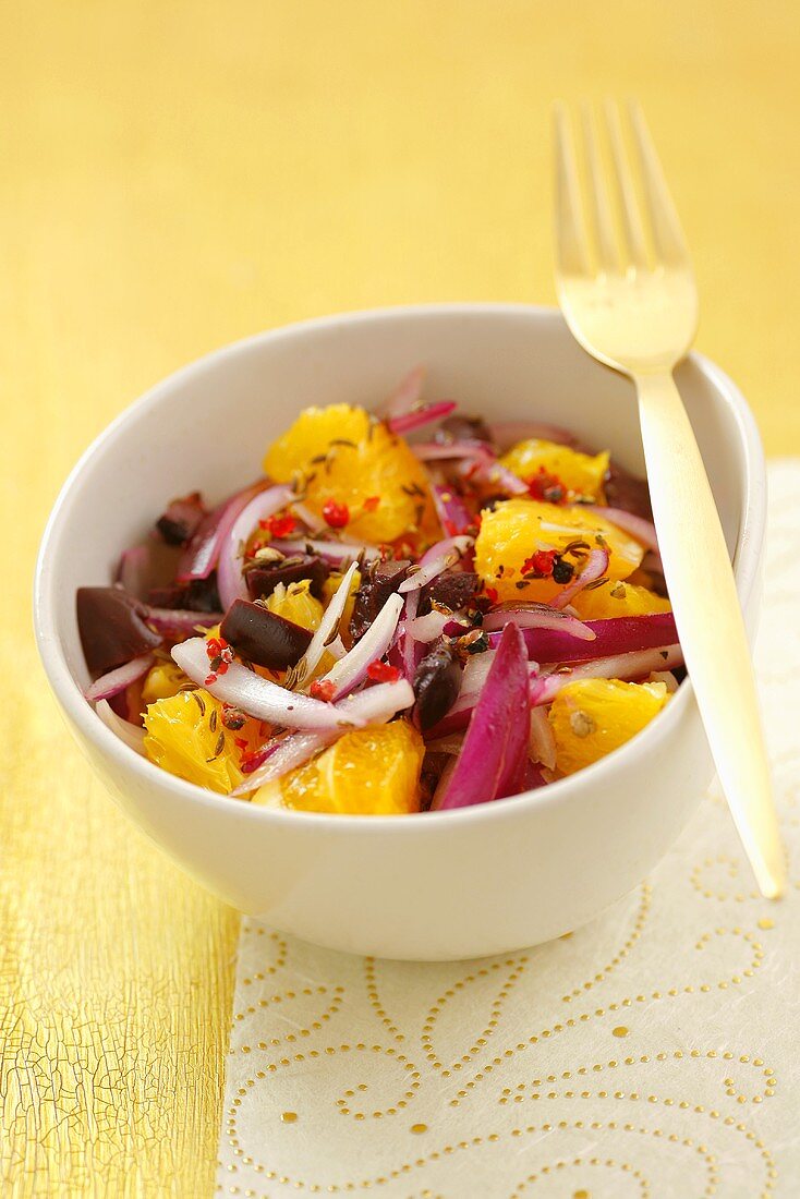 Orangen-Zwiebel-Salat mit Oliven