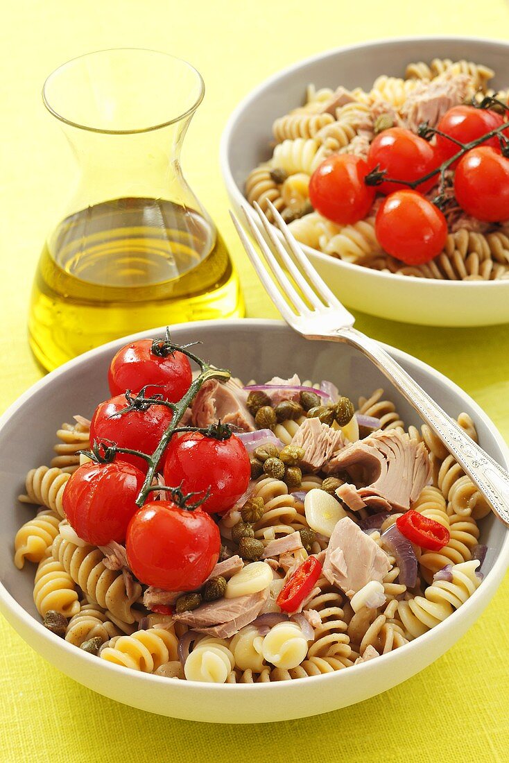 Fusilli with cherry tomatoes, tuna, red onions and garlic