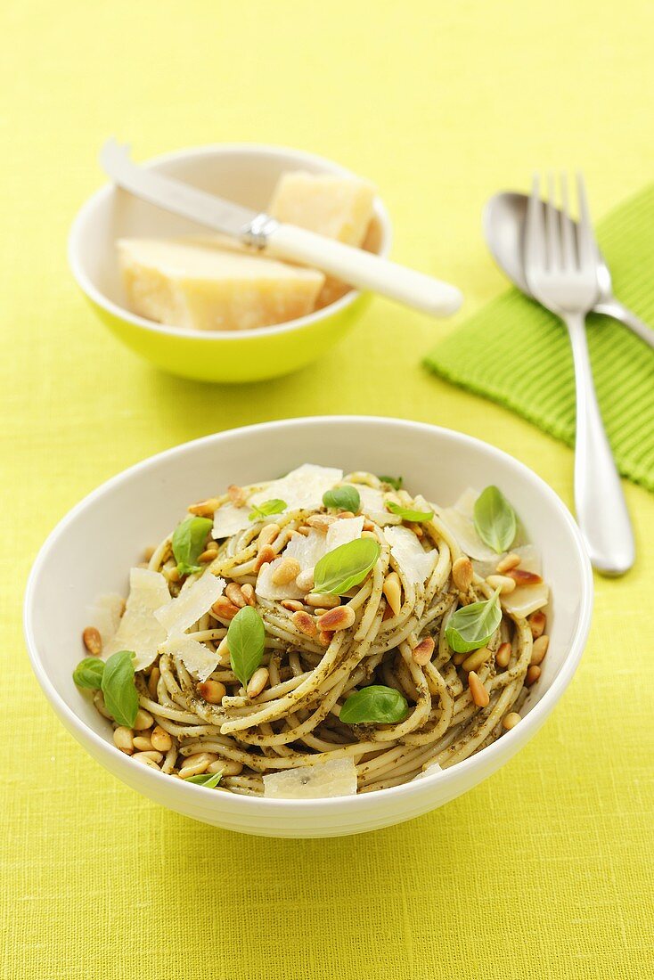 Spaghetti mit Pesto, Basilikum, Parmesan und Pinienkernen