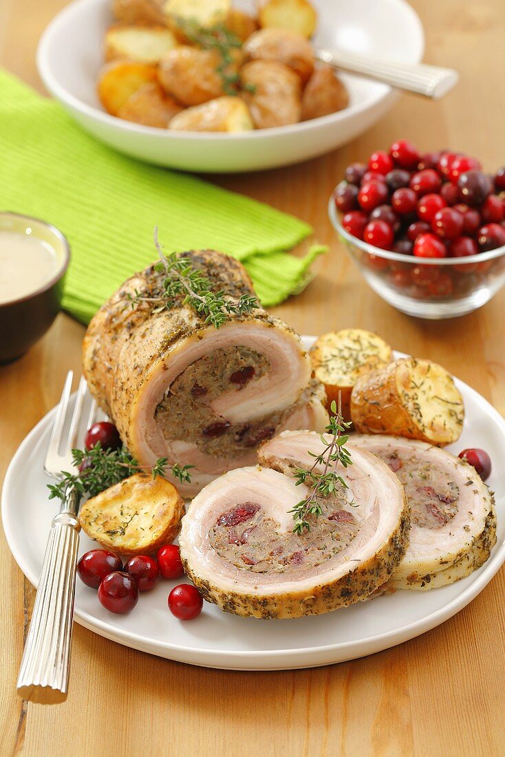 Schweinerollbraten mit Hackfleisch, Cranberries und Buchweizen