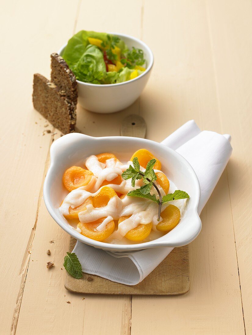 Apricots with goat's cheese, salad leaves, whole grain bread