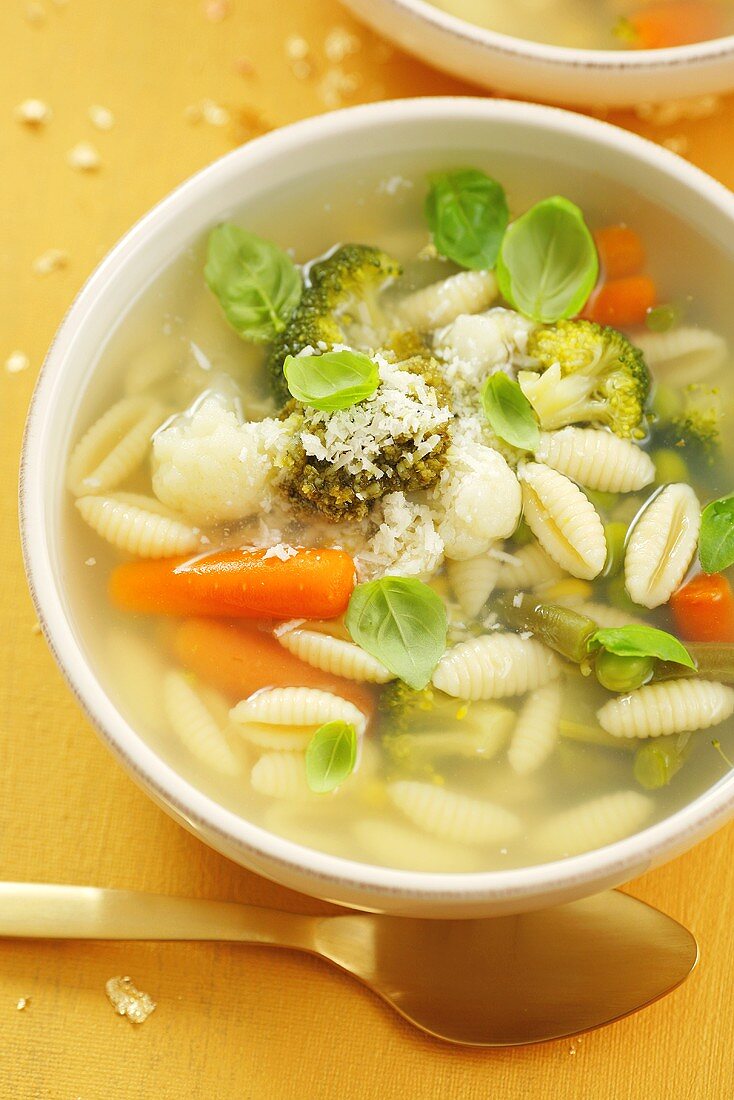 Minestrone mit Nudeln, Gemüse, Pesto und Parmesan