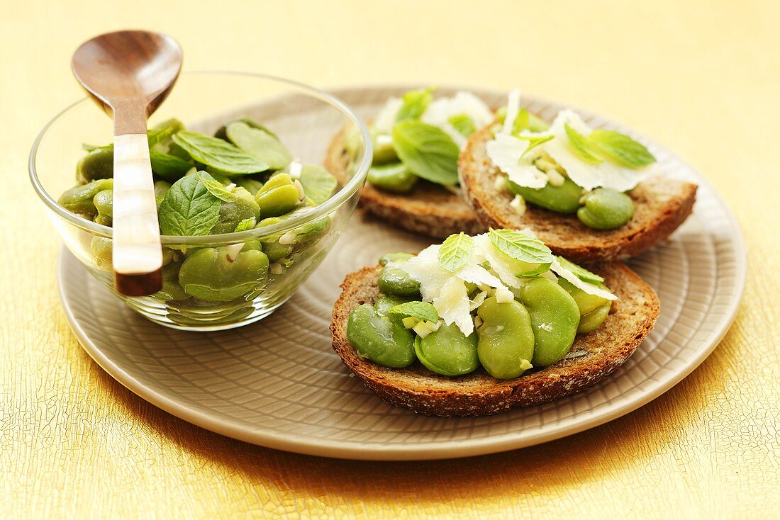 Bruschettas with beans, garlic, Parmesan and mint