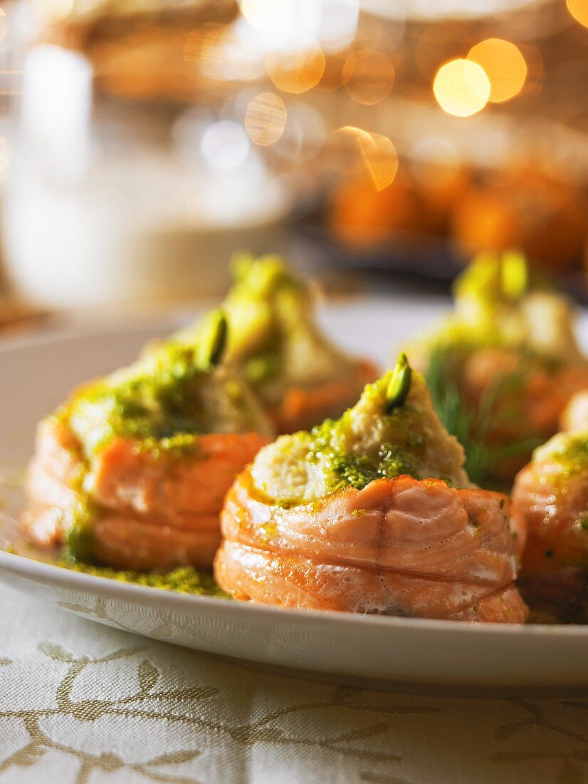 Salmon rolls filled with Jerusalem artichoke puree (Christmas)