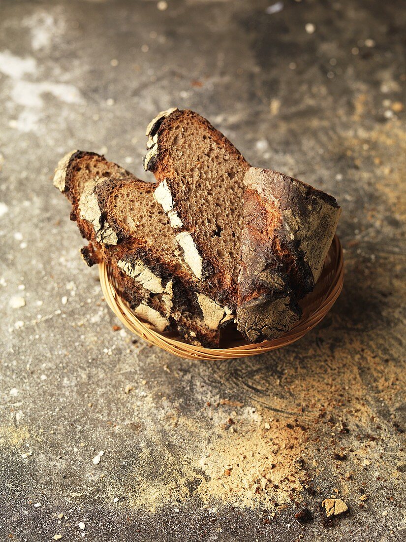 Rustikales Brot, geschnitten, im Brotkorb