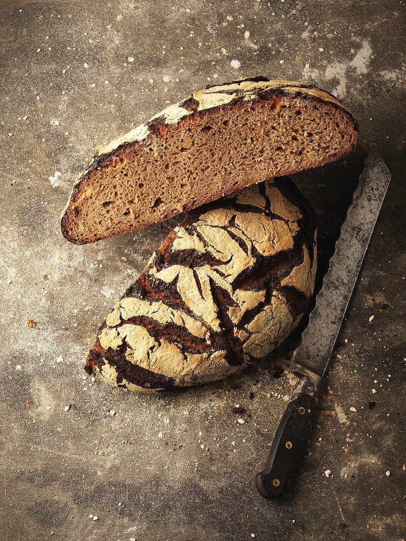 Roggenbrot, halbiert, mit Brotmesser