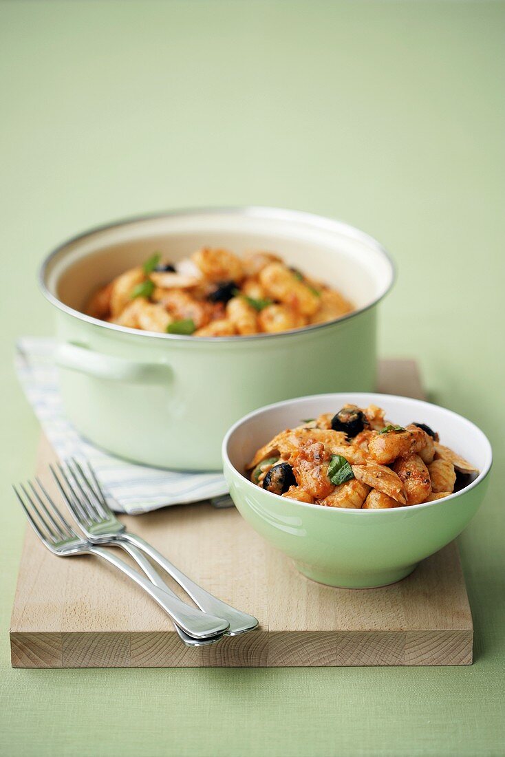 Gnocchi mit Tomaten, Thunfisch und Oliven