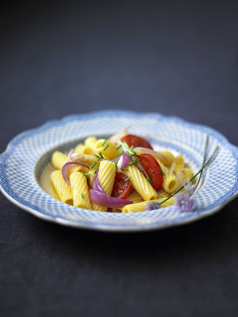 Pasta with asparagus and tomatoes