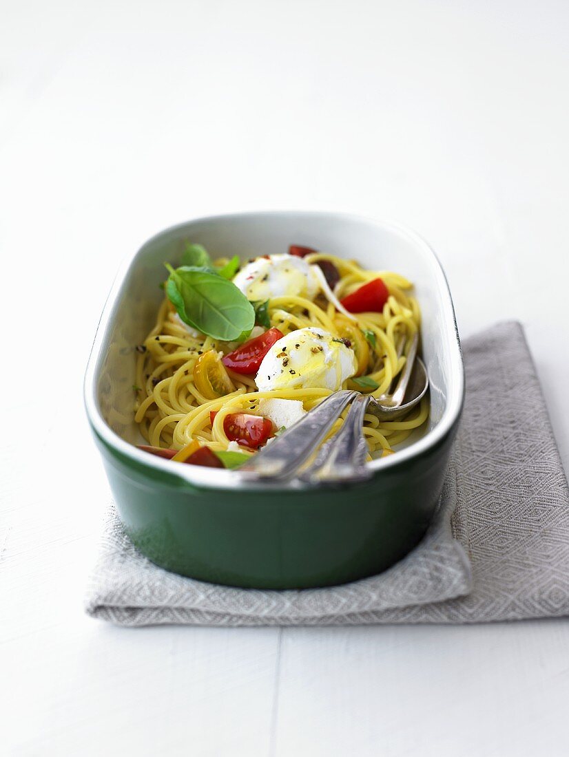 Spaghetti mit rohen Tomaten und Mozzarella