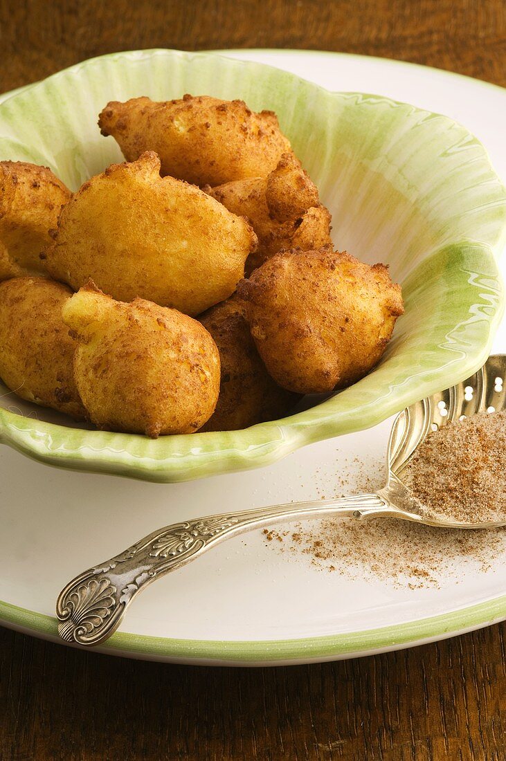 Sfingi (Doughnuts with cinnamon sugar, Italy)